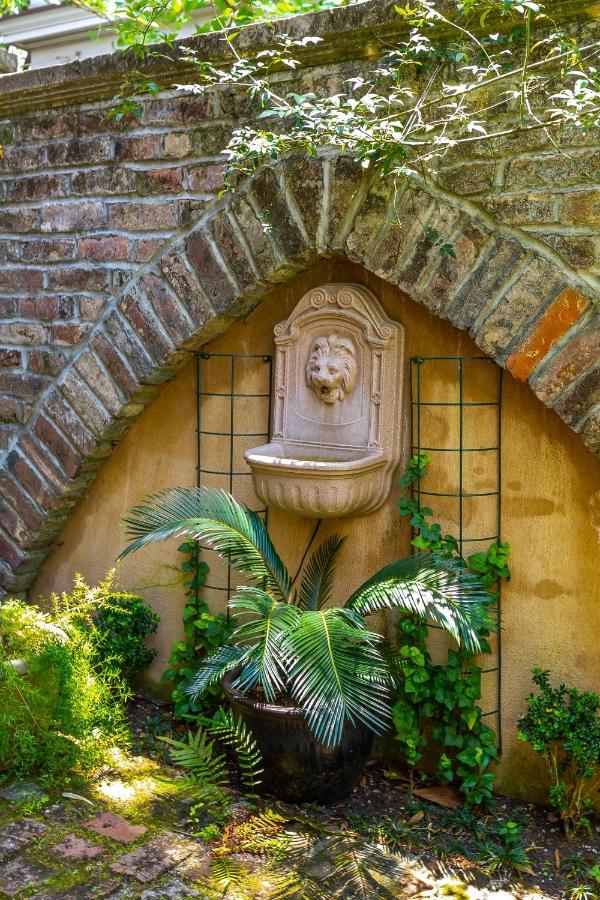 The Most Charming Old Brick Alley In Charleston Exteriör bild